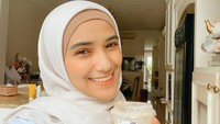 Nadya Mustika sendiri memang hobi nongkrong. Banyak momennya saat nongkrong di kafe kekinian sambil menikmati es kopi favoritnya. Foto: Instagram @nadyamustikarahayu