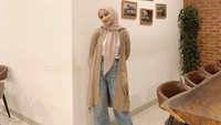 Tak kalah keren, begini pose Nadya Mustika saat berpose di sebuah kafe kekinian. Warna pakaiannya senada dengan suasana kafe.   Foto: Instagram @nadyamustikarahayu