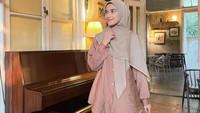 Momen nongkrong Nadya Mustika juga terlihat di foto ini. Ia berpose di sebuah kafe yang terdapat piano di dalamnya. Foto: Instagram @nadyamustikarahayu