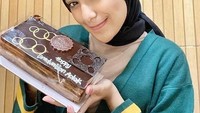 Kalau yang satu ini adalah momen Nadya Mustika saat merayakan hari ulang tahunnya. Ia mendapatkan kejutan kue ulang tahun rasa cokelat. Foto: Instagram @nadyamustikarahayu