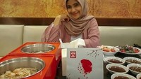 Ini adalah momen Nadya Mustika saat makan di restoran. Ia menikmati menu steamboat dengan berbagai menu sebagai kondimennya. Foto: Instagram @nadyamustikarahayu