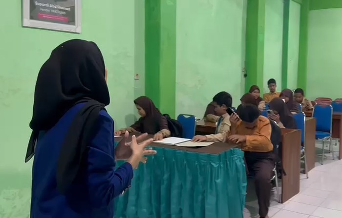 Nasya Memberi Penjelasan di Depan Kelas Mahasiswa UNY Gagas Chemistry For You untuk Bantu Siswa Tunanetra Belajar Kimia