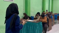 Salah satu mahasiswa, Nasya Ardila Parhade saat berada di kelas di MTs LB/A Yaketunis (Yayasan Kesejahteraan Tunanetra Islam) Yogyakarta dalam penerapan buku Braille ini. Foto: Doc. UNY