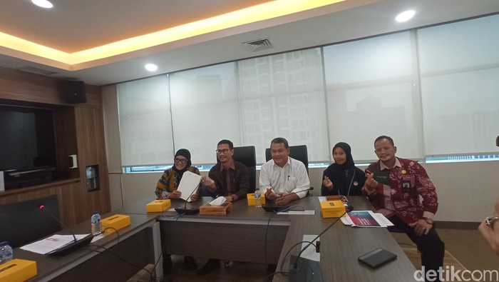 Nunung dengan Genteng Limbah Plastik