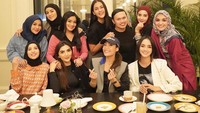 Momen makan Geng Cendol rutin diadakan. Begini keseruan mereka saat berada di sebuah restoran sedang menikmati teh dan camilan. Foto: Instagram @ollaramlan