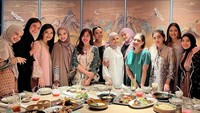Seperti momen buka bersama berikut ini. Olla bersama rekan selebriti dari Geng Cendol menikmati aneka makanan lezat di sebuah restoran. Foto: Instagram @ollaramlan