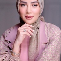 Meski begitu, Olla tidak menutupi bahwa perjalanannya dalam berhijab juga merupakan proses pembelajaran. Ia mengakui belum sepenuhnya menggunakan hijab syar’i dan masih gemar mengenakan celana ketat karena kecintaannya pada dunia fashion.  Foto: Instagram @ollaramlan