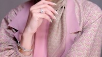 Olla Ramlan, aktris yang juga dikenal sebagai presenter. Usai cerai dengan Aufar Hutapea, Olla masih bahagia sendiri, tapi tetap percaya adanya cinta sejati. Foto: Instagram @ollaramlan