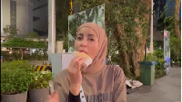 Jalan-jalan ke Singapura, begini gaya Olla ketika menikmati es krim 1 Dollar. Berupa es krim potong yang disajikan bersama roti tawar. Foto: Instagram @ollaramlan