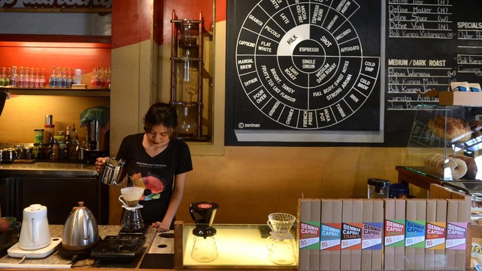 Pramusaji menyajikan kopi untuk wisatawan mancanegara di Seniman Coffee Studio, Ubud, Gianyar, Bali, Sabtu (7/10/2023). Seniman Coffee Studio yang berdiri sejak tahun 2009 tersebut menawarkan pengalaman cita rasa kopi yang unik dari berbagai daerah di Indonesia dengan beragam teknik penyajian bagi pelanggannya termasuk para wisatawan mancanegara yang sedang berkunjung di kawasan Ubud. ANTARA FOTO/Fikri Yusuf/foc.