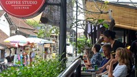 Seniman Coffee Studio yang berdiri sejak tahun 2009 tersebut menawarkan pengalaman cita rasa kopi yang unik dari berbagai daerah di Indonesia.  