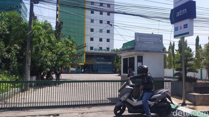 Pagar Gedung Rektorat UMI Makassar terkunci rapat.