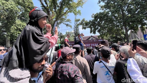 Parade pebalap MotoGP di Mataram, Nusa Tenggara Barat (NTB) pada Rabu (11/10/2023).