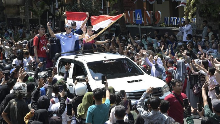 Anggota klub motor sport melakukan atraksi burn out dengan sepeda motornya saat mengikuti parade di Jalan Langko, Mataram, NTB, Rabu (11/10/2023). Parade digelar untuk memeriahkan Pertamina Grand Prix Of Indonesia 2023 seri ke 16 yang akan diselenggarakan di Sirkuit Mandalika pada 13-15 Oktober 2023. ANTARA FOTO/Ahmad Subaidi/hp.