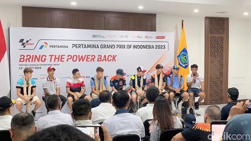 Pebalap asal Indonesia Mario Suryo Aji yang akan turun di kelas Moto3 balapan di Sirkuit Mandalika saat ditemui di Mataram pada Rabu (11/10/2023).