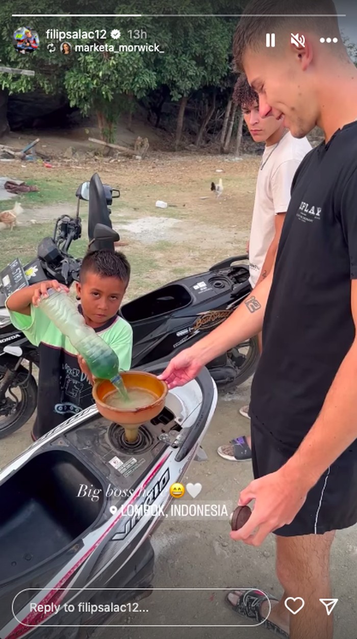 Pebalap Moto2 isi bensin eceran di Lombok