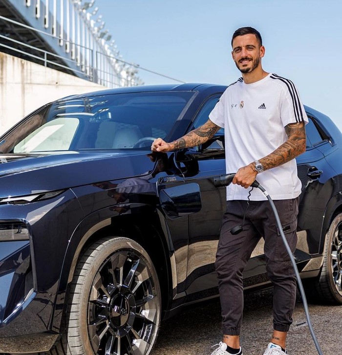 Pemain Real Madrid dapat mobil BMW baru