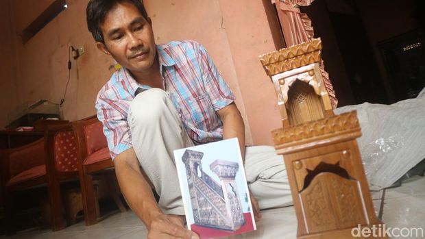Abdul Mutholib warga Jepara yang mengukir replika mimbar Nuruddin Zanki di Masjid Al Aqsa Palestina ditemui di rumahnya Desa Tegal Sambi Kecamatan Tahunan, Rabu (11/10/2023).