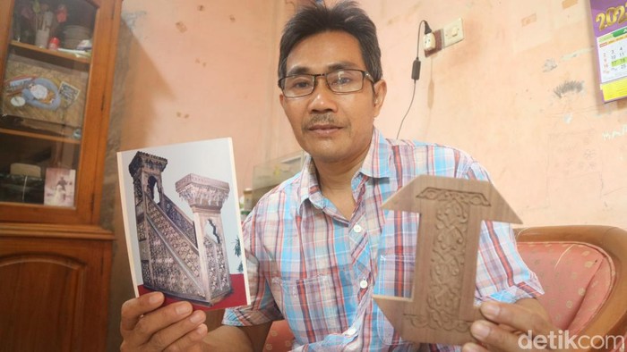 Abdul Mutholib warga Jepara yang mengukir replika mimbar Nuruddin Zanki di Masjid Al Aqsa Palestina ditemui di rumahnya Desa Tegal Sambi Kecamatan Tahunan, Rabu (11/10/2023).