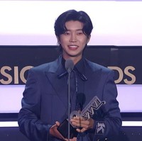 Idola para ahjumma. Penyanyi trot (genre musik Korea), Lim Young Woong memborong tiga piala di The Fact Music Awards 2023 mulai dari ‘Artist of the Year’, ‘Fan N Star Best Ads’, dan ‘Best Winter Music’.Foto: dok. The Fact