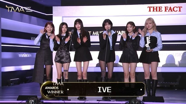 Popularitas IVE tak perlu diragukan. Wonyoung cs selalu merilis lagu hits yang populer di Korea Selatan dan mancanegara. Alhasil IVE menyabet piala ‘Artist of the Year’ dan ‘World Best Performer’. Foto: dok. The Fact