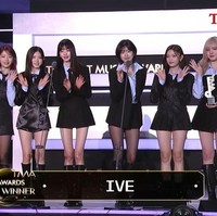 Popularitas IVE tak perlu diragukan. Wonyoung cs selalu merilis lagu hits yang populer di Korea Selatan dan mancanegara. Alhasil IVE menyabet piala ‘Artist of the Year’ dan ‘World Best Performer’. Foto: dok. The Fact