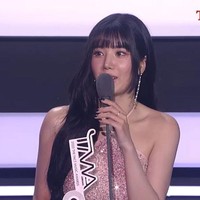 Nama Kwon Eunbi melambung setelah tampil dengan gaya seksi berbikini di Waterbomb Festival 2023. Mantan personel IZ*ONE itu akhirnya memenangkan penghargaan ‘Best Solo Performer’ di The Fact Music Awards 2023. Foto: dok. The Fact