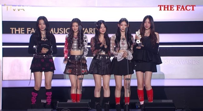 Lagu-lagu NewJeans, seperti OMG dan Super Shy, selalu merajai chart musik Korea Selatan dan diputar di radio mancanegara. Tak mengherankan jika Minji cs membawa pulang piala ‘Listener’s Choice’. Serta ‘Artist of The Year’ bersama 9 musisi Korea lainnya.Foto: dok. The Fact