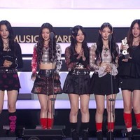 Lagu-lagu NewJeans, seperti OMG dan Super Shy, selalu merajai chart musik Korea Selatan dan diputar di radio mancanegara. Tak mengherankan jika Minji cs membawa pulang piala ‘Listener’s Choice’. Serta ‘Artist of The Year’ bersama 9 musisi Korea lainnya.Foto: dok. The Fact