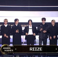 Boy group jebolan SM Entertainment, RIIZE, dinobatkan sebagai ‘Next Leader’ di The Fact Music Awards 2023. Meskipun baru dua bulan debut, Wonbin cs sukses menyita atensi publik dengan visual dan lagunya. Piala ini dimenangkan bersama ZEROBASEONE. Foto: dok. The Fact