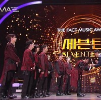 Piala terbaik di The Fact Music Awards 2023, ‘Daesang (Grand Prize)’ dimenangkan oleh SEVENTEEN, satu-satunya grup KPop generasi ketiga yang hadir pada 10 Oktober kemarin. SEVENTEEN masih eksis di tengah gencaran grup KPop generasi keempat yang baru debut. Mingyu cs juga membawa pulang piala ’Artist of the Year’. Foto: dok. The Fact