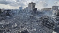 Gedung-gedung di Kota Gaza hancur usai diserang militer Israel, Selasa (10/11/2023). AP Photo/Hassan Eslaiah.  