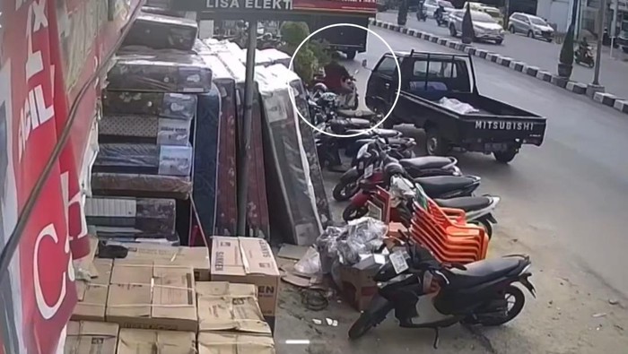 Pencurian motor di Jambi akibat korban lupa cabut kunci.