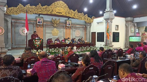 Bupati Sanjaya saat menyampaikan pidato pengantar ranperda APBD Tabanan 2024 di ruang sidang DPRD Tabanan, Rabu (11/10/2023).