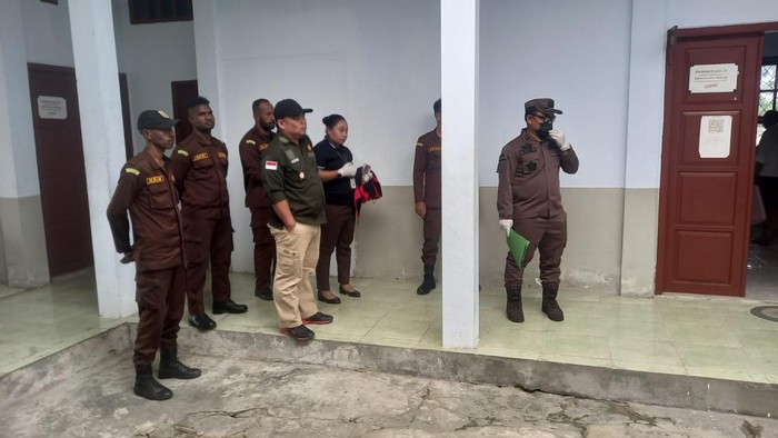 Penggeledahan Kantor BPKAD dan Kantor DPMK, Kabupaten Kaimana oleh Kejaksaan Negeri Kaimana
