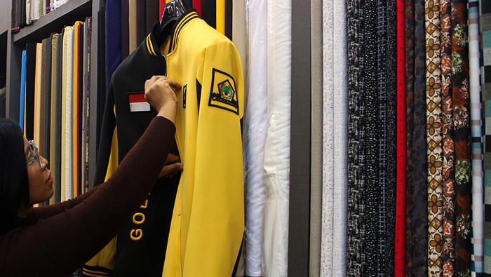 Penjualan Baju Parpol Meningkat Jelang Pemilu, Begini Potretnya! Pramuniaga menata jaket bergambar partai politik yang dipesan pelanggan di salah satu toko tekstil Pasar Baru, Jakarta Pusat, Selasa (10/10/2023). Pemilik toko di kawasan tersebut mengaku pemesanan kebutuhan kemeja dan jaket kualitas premium dari partai politik meningkat 30 persen pada tahun ini. ANTARA FOTO/Donny Aditra/sgd/Spt.