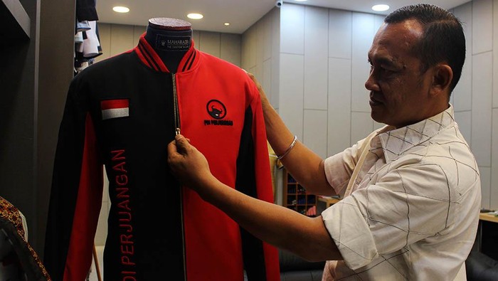 Penjualan Baju Parpol Meningkat Jelang Pemilu, Begini Potretnya! Pramuniaga menata jaket bergambar partai politik yang dipesan pelanggan di salah satu toko tekstil Pasar Baru, Jakarta Pusat, Selasa (10/10/2023). Pemilik toko di kawasan tersebut mengaku pemesanan kebutuhan kemeja dan jaket kualitas premium dari partai politik meningkat 30 persen pada tahun ini. ANTARA FOTO/Donny Aditra/sgd/Spt.