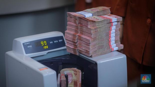 Penukaran uang rupiah di tempat dalam Valuta Inti Prima (VIP) Money Changer, Menteng, Jakarta, Rabu (11/10/2023). (CNBC Indonesia/Faisal Rahman)