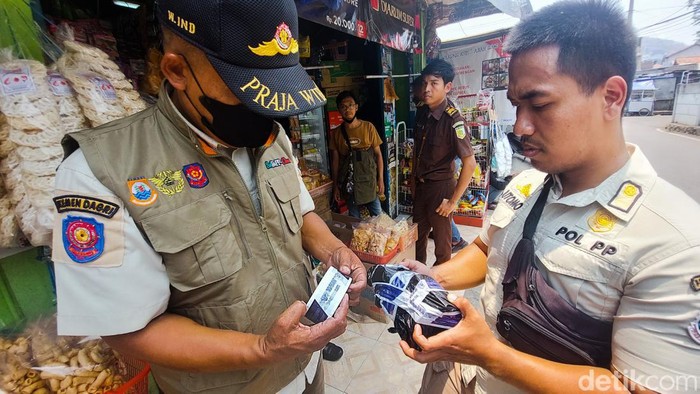 Petugas Amankan Rokok Ilegal dari Warung Kelontong di Cibeber
