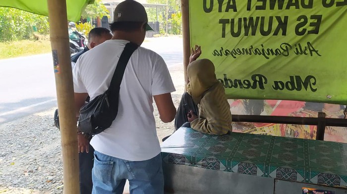 Petugas mengevakuasi ODGJ (berjaket) di Kecamatan Bawang, Banjarnegara, Rabu (11/10/2023).