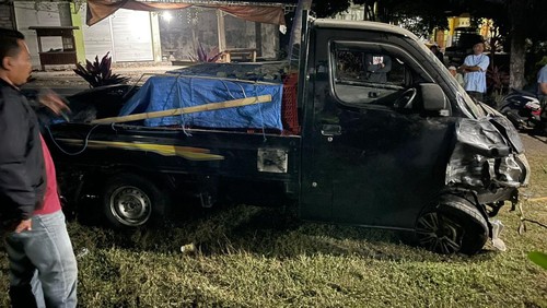 Kondisi pikap setelah menabrak motor dan masuk rumah di Jalan Nasional Denpasar-Gilimanuk, Jembrana, Bali, Selasa (10/10/2023).