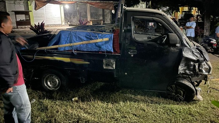 Kondisi pikap setelah menabrak motor dan masuk rumah di Jalan Nasional Denpasar-Gilimanuk, Jembrana, Bali, Selasa (10/10/2023).