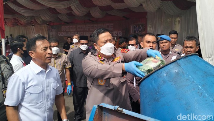 Polda Aceh memusnahkan 112 kg sabu. (Foto: Agus Setyadi).