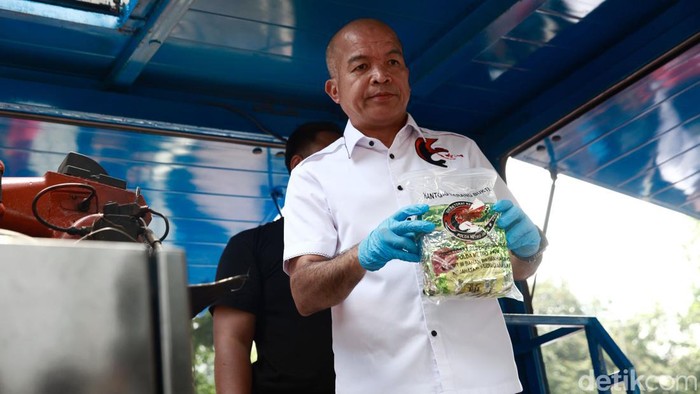 Kapolda Metro Jaya Irjen Pol Karyoto, Kepala Kantor Beacukai Soekarno-Hatta Gatot Sugeng Wibowo, anggota Dewan Pakar DPP GRANAT Irjen Pol (Purn) Anjan Pramuka Putra, Wakapolda Metro Jaya Brigjen Pol Suyudi Ario Seto menunjukkan barang bukti narkoba di Lobby Gedung Dit. Reskrimum Polda Metro Jaya, Jakarta, Rabu (11/10/2023). Polda Metro Jaya memusnahkan 200,67 kilogram ganja, 279,44 kilogram sabu, dan 60.800 butir ekstasi yang merupakan hasil dari pengungkapan Ditresnarkoba PMJ bersama Polres jajaran.