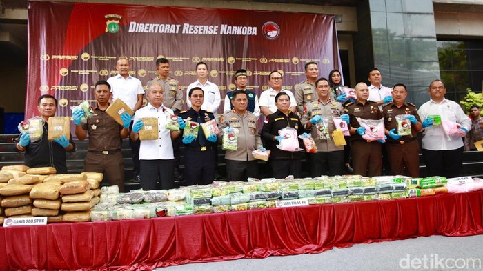 Kapolda Metro Jaya Irjen Pol Karyoto, Kepala Kantor Beacukai Soekarno-Hatta Gatot Sugeng Wibowo, anggota Dewan Pakar DPP GRANAT Irjen Pol (Purn) Anjan Pramuka Putra, Wakapolda Metro Jaya Brigjen Pol Suyudi Ario Seto menunjukkan barang bukti narkoba di Lobby Gedung Dit. Reskrimum Polda Metro Jaya, Jakarta, Rabu (11/10/2023). Polda Metro Jaya memusnahkan 200,67 kilogram ganja, 279,44 kilogram sabu, dan 60.800 butir ekstasi yang merupakan hasil dari pengungkapan Ditresnarkoba PMJ bersama Polres jajaran.