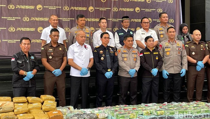 Polda Metro memusnahkan ratusan kilogram sabu dan ganja hasil operasi pada Juli sampai September 2023
