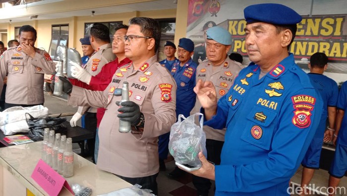 Polisi menunjukkan barang bukti bom rakitan milik nelayan Indramayu