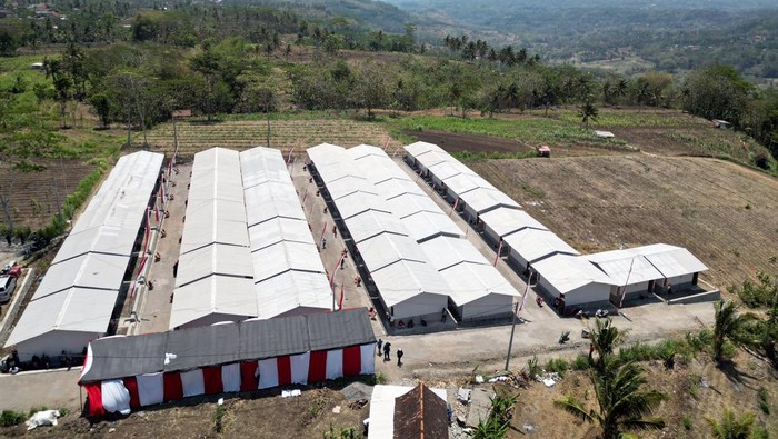 Potret Huntara Warga Terdampak Tanah Gerak di Blitar Foto udara kompleks rumah hunian sementara (Huntara) warga terdampak bnecana tanah gerak di Dusun Sumberurip Desa Purworejo Kecamatan Wates, Blitar, Rabu (11/10/2023). Pemprov Jatim bekerjasama dengan BNPB mendirikan 50 unit huntara untuk 50 kepala keluarga dari total 118 kepala keluarga terdampak bencana tanah gerak yang diperkirakan bisa ditempati warga selama 3 sampai 4 tahun, dan diharapkan selama kurun waktu itu warga bisa mandiri untuk membangun sendiri hunian tetap di lahannya masing-masing yang aman. ANTARA FOTO/Irfan Anshori