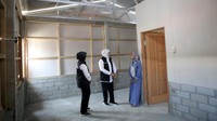Gubernur Jawa Timur Khofifah Indar Parawansa (Tengah) berbincang dengan warga penerima manfaat rumah hunian sementara (Huntara). Selama menempati huntara, warga diharapkan bisa mandiri untuk membangun sendiri hunian tetap di lahannya masing-masing yang aman.