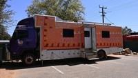 Berkantor pusat di Alice Springs, ini adalah contoh bagaimana keterlibatan masyarakat dapat meningkatkan hasil bagi masyarakat Pribumi Australia. Layanan kesehatan tersebut kini mengoperasikan 19 klinik di komunitas terpencil di Northern Territory, Australia Barat, dan Australia Selatan.